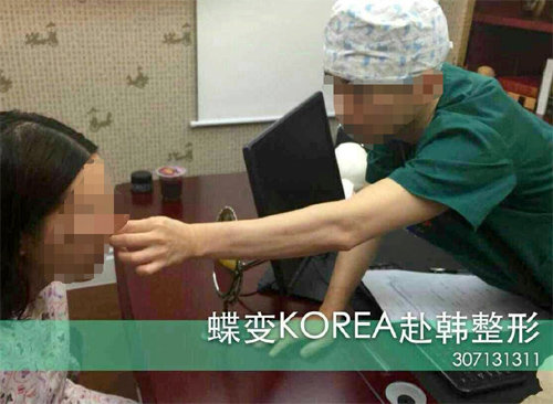 서울 강남의 유명 성형외과 원장이 불법 의료 브로커 왕모 씨가 중국 상하이에 차린 미용실에서 성형수술을 원하는 중국인 환자와 상담하고 있다. 왕모 씨 SNS 화면 캡처
