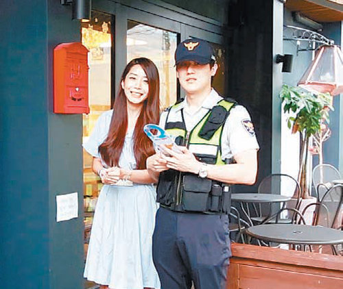 경북 경산시 한 카페에서 배우 오승은 씨(왼쪽)와 경산경찰서 동부파출소 조경원 경사가 안전 순찰을 주제로 홍보 영상을 찍고 있다. 경북지방경찰청 제공