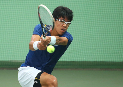 한국테니스의 희망 정현이 7일 염주전천후테니스장에서 열린 2015광주하계유니버시아드(광주U대회) 남자단식 3라운드 경기 도중 해리 올리버(핀란드)의 공격을 막아내고 있다. 사진제공｜광주U대회 조직위원회