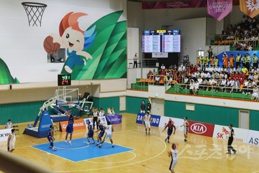 2015광주하계유니버시아드대회에 미국대표로 출전한 캔자스대 농구선수들이 7일 전남 무안 체육관에서 칠레를 상대로 조별리그 3차전을 치르고 있다. 미국무대에서도 실력자로 통하는 캔자스대가 단연 주목을 받고 있다. 무안｜남장현 기자 yoshike3@donga.com