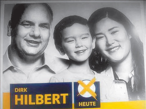 5일 독일 드레스덴 신임 시장에 당선된 디르크 힐베르트 부시장과 한국인 부인 수연 힐베르트 씨, 그리고 아들의 가족사진. 디르크 힐베르트 페이스북
