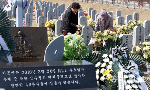 한곳에서 추모 국립대전현충원 내 천안함 46용사 묘역에서 다른 전사자와 함께 잠들어 있는 고 서승원 중사의 가족이 묘를 찾아와 정성껏 돌보고 있다. 동아일보DB