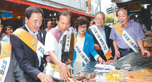 “지역경제 살리기는 전통시장 장보기부터” 최문순 강원도지사(왼쪽에서 두 번째)와 도내 주요
 기관장들이 7일 오전 강원 춘천시 중앙시장을 찾아 건어물 가게를 둘러보고 있다. 이들은 메르스 여파로 침체된 지역 경제를 
활성화하기 위해 전통시장 살리기와 관광객 유치에 전력을 기울이기로 했다. 강원도 제공