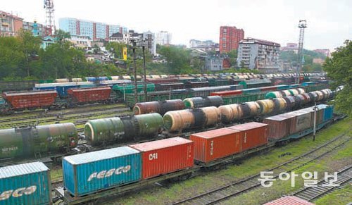 러시아 블라디보스토크 역에 화물 컨테이너를 가득 실은 열차들이 줄지어 서 있다. 블라디보스토크와 모스크바를 오가는 시베리아 횡단철도(TSR)는 머잖아 한반도 종단철도와 이어질 것으로 예상된다. 블라디보스토크=박영대 기자 sannae@donga.com