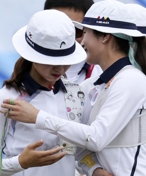 여자양궁대표팀의 맏언니 기보배(오른쪽)가 최미선을 안아주며 다독이고 있다. 사진제공｜광주유니버시아드조직위