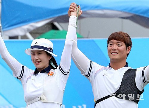 8일 광주 유니버시아드대회 양궁 혼성전에서 금메달을 딴 뒤 관중들의 환호에 답하는 기보배(왼쪽)와 이승윤. 광주=김재명 기자 base@donga.com