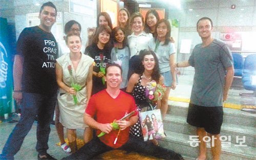 대전지역 외국인들이 이중언어 연극 ‘6가지 인간관계에 관한 이야기’를 공연한 뒤 다양한 표정으로 기념촬영을 하고 있다. 지명훈 기자 mhjee@donga.com