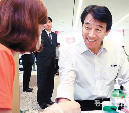 김창근 SK수펙스추구협의회 의장이 헌혈을 하기위해 문진을 하고 있다.