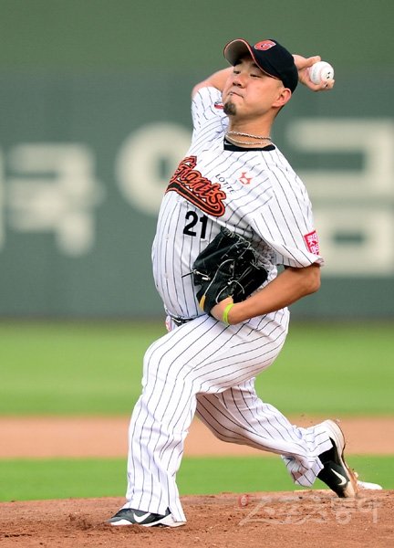 롯데 송승준은 ‘꾸준함’의 대명사다. 그는 “5일에 한 번씩 등판했을 뿐”이라고 하지만, 2007년부터 올해까지 9년간 KBO리그에서 가장 많은 경기에 선발등판해 긴 이닝을 소화하면서 많은 공을 던졌다. 스포츠동아DB