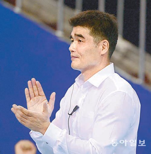 임도헌 삼성화재 감독이 12일 청주·KOVO컵 프로배구대회 우리카드와의 경기에서 박수를 치며 선수들을 격려하고 있다. 청주=김진환 스포츠동아 기자
kwangshin00@donga.com