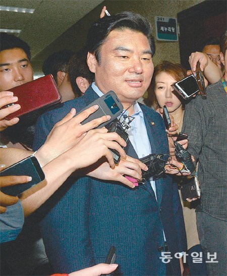 “첫째도 둘째도 셋째도 민생” 새누리당 원유철 전 정책위의장이 12일 국회 새누리당 원내행정국 앞에서 원내대표 후보자 등록을 마친 후 기자들의 질문에 답하고 있다. 원 의원과 김정훈 정책위의장 후보는 러닝메이트로 단독 후보등록해 이변이 없으면 14일 의원총회에서 합의 추대될 것으로 보인다. 전영한 기자 scoopjyh@donga.com