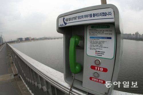 청소년 자살을 막기 위한 자살 예방 교육과 상담 프로그램이 늘고 있다. 적절한 교육과 상담을 하면 자살을 예방할 가능성도 높아진다. 동아일보DB