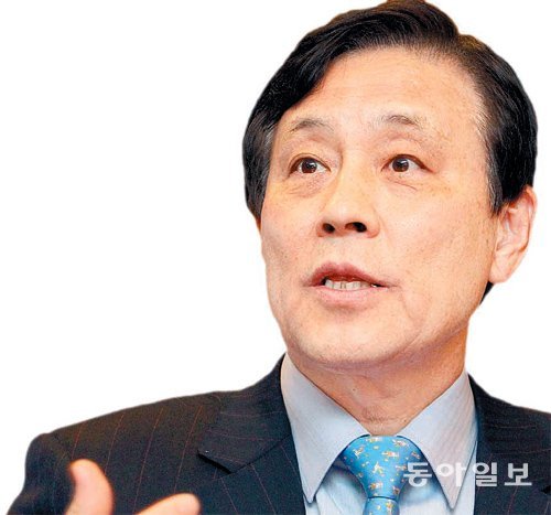 ‘야전 사령관’ 스타일의 김정태 하나금융그룹 회장은 하나은행과 외환은행의 통합 과정에서도 직접 노조를 설득하며 전격적 합의를 이끌어냈다. 동아일보DB