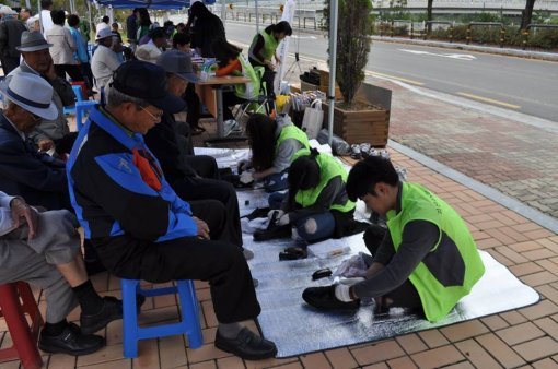 중원대 사회복지학과 학생들은 매년 열리는 노인의 날, 장애인의 날, 괴산군 유기농 고추축제 등 지역사회 행사에서 자원 봉사활동을 하고 있다. 2014년 노인의 날 행사 중 구두 닦기와 음식 서빙을 하는 모습.