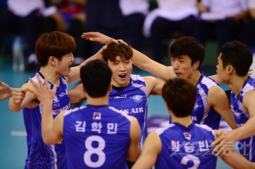 13일 청주실내체육관에서 2015 청주·KOVO컵 프로배구대회가 열렸다. 제1경기 남자부 신협상무와 대한항공의 경기에서 대한항공이 세트스코어 3-0으로 신협상무를 제압했다. 경기 후 대한항공 선수들이 기쁨을 나누고 있다. 청주｜김진환 기자 kwangshin00@donga.com