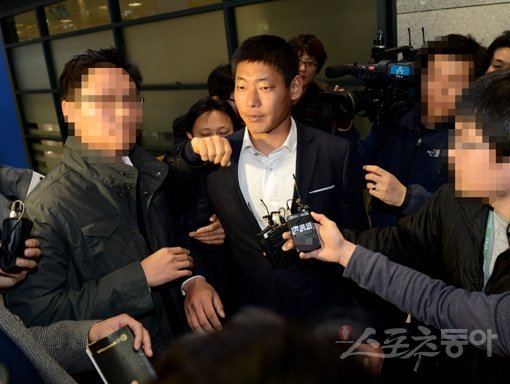 영구실격 처분을 받은 전 LG 투수 박현준이 2012년 3월 전지훈련 도중 귀국해 취재진에 둘러싸여 있다. 스포츠동아DB