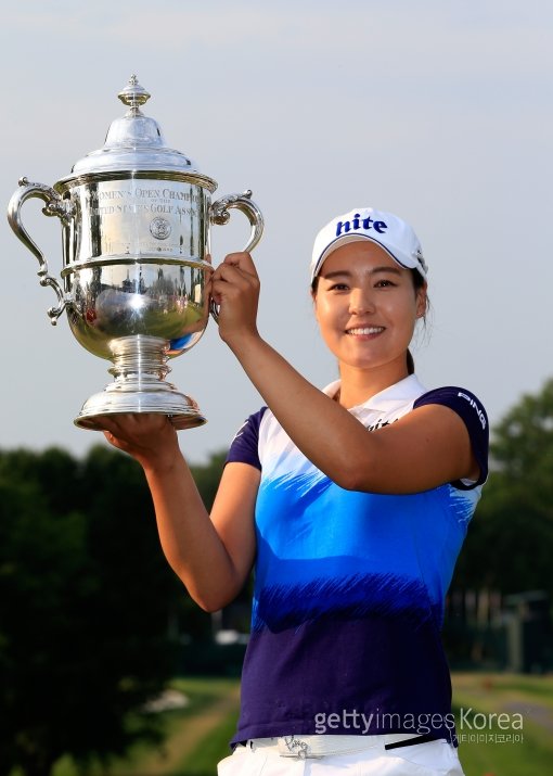 전인지가 13일(한국시간) 미국 펜실베이니아 주 랭커스터 골프장에서 열린 제70회 US여자오픈에서 한국선수로는 7번째 정상에 오르는 쾌거를 이뤘다. 비회원으로 이 대회에 처음 출전한 전인지는 LPGA 직행 티켓과 함께 우승상금 81만 달러(약 9억1500만원)를 받았다. 전인지가 우승트로피를 번쩍 들어올리며 환하게 웃고 있다. 사진=ⓒGettyimages멀티비츠