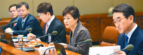 새 정무수석과 비서관회의 박근혜 대통령(오른쪽에서 두 번째)이 13일 오전 청와대에서 열린 수석비서관회의에서 모두 발언을 하고 있다. 오른쪽은 새로 임명된 현기환 대통령정무수석비서관. 청와대사진기자단