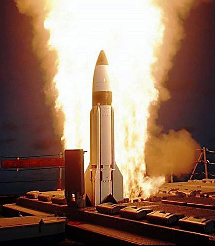 미 해군 이지스함에서 발사되는 SM-3. 김대중 정부 시절 한국은 이지스함을 건조했지만 북한을 자극한다는 이유로 SM-3를 탑재하지 않았다. SM-3는 발사된 SLBM을 요격한다. -동아일보