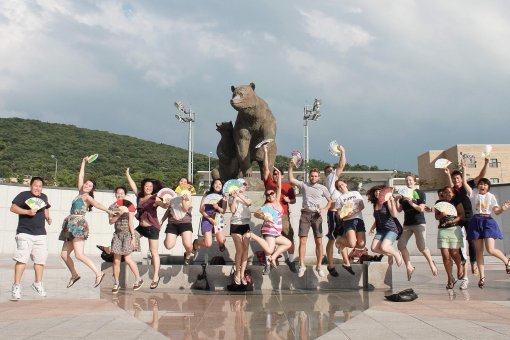 단국대 국제학부 외국인 학생들이 대학 상징 동물인 곰 조형물 앞에서 기념촬영을 하고 있다. 단국대 제공