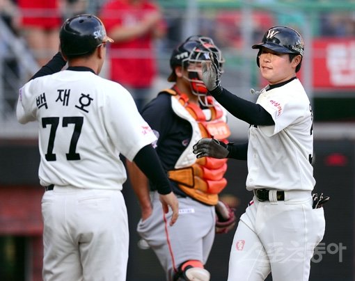 SK 윤중환(오른쪽)은 5년간의 기다림 끝에 1군에서 기회를 잡았고, 꿈에 그리던 첫 홈런까지 신고했다. 윤중환이 6월 28일 문학 한화전에서 데뷔 첫 홈런을 터트린 뒤 홈을 밟고 있다. 스포츠동아DB