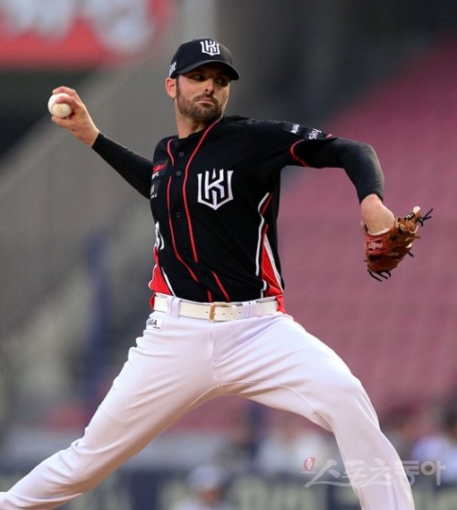 kt의 교체 외국인투수로 4년 만에 KBO리그로 돌아온 저스틴 저마노가 14일 잠실 두산전에 선발등판해 힘차게 공을 던지고 있다. 저마노는 정교한 제구력을 앞세워 7이닝 동안 볼넷 없이 6안타 4탈삼진 1실점으로 호투했다. 잠실｜김종원 기자 won@donga.com