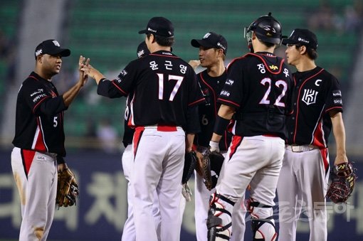 kt 선수들이 14일 잠실 두산전에서 8-1로 승리한 뒤 기쁨을 나누고 있다. kt는 이날 새 외국인 투수 저스틴 저마노의 호투를 확인했고 전 구단 상대 승리도 신고했다. 7월 들어 7승2패로 가파른 상승세다. 잠실 ｜ 김종원 기자 won@donga.com