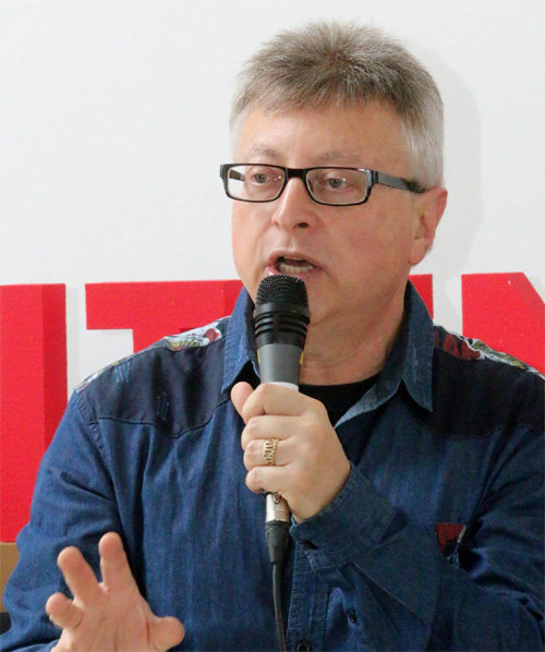 영화 ‘배트맨’ 시리즈 제작을 총괄한 마이클 우슬런. 그는 “초능력이 없는 영웅 배트맨은 평범한 우리와도 같았다”며 배트맨에 빠진 사연을 말했다. 한국콘텐츠진흥원 제공