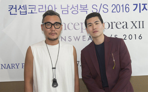 13∼16일 미국 뉴욕에서 열린 뉴욕 패션위크의 ‘2016 멘스(남성복) 봄·여름(SS) 시즌’에 한국 대표로 참가한 강동준 디자이너(왼쪽)와 장형철 디자이너. 한국콘텐츠진흥원 제공