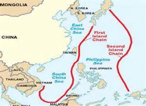 중국 해군이 미국 기동함대와 잠수함의 접근 봉쇄선으로 설정한 2개의 도련. 일차적으로는 일본에서 필리핀으로 이어지는 선을 미국 해군 방어선으로 구축하고자 한다. -위키피디아