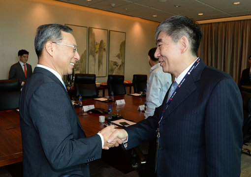 5세대 이동통신기술 선점을 위해 국내 기업들이 속도를 내고 있는 가운데 KT 황창규 회장(왼쪽)이 15일 중국 상하이에서 열린 세계이동통신사업자협회 보드미팅에 참석해 차이나모바일 시궈화 회장을 만나 다양한 협력방안에 대한 의견을 나눴다. 사진제공｜KT
