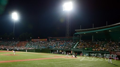 15일 청주야구장에서 ‘2015 타이어뱅크 KBO리그’ 한화 이글스와 롯데 자이언츠의 경기가 열렸다. 청주야구장에 만원관중이 가득차 한화 홈경기 시즌 15번째 매진 신기록을 수립했다. 청주｜김민성 기자 marineboy@donga.com