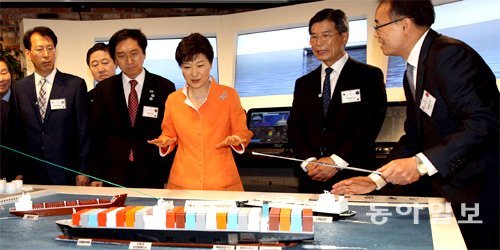 박근혜 대통령이 15일 울산대에서 열린 울산 창조경제혁신센터 출범식에 참석해 조선해양플랜트 존에서 ‘스마트십’에 대한 설명을 듣고
 있다. 스마트십은 정보통신기술(ICT)을 적용해 선박의 운항 효율과 안전성을 향상시킨 차세대 선박 시스템이다. 왼쪽부터 박주철 
울산 창조경제혁신센터장, 유기준 해양수산부 장관, 김기현 울산시장, 박 대통령, 최길선 현대중공업 회장, 신현수 현대중공업 
중앙기술원장. 울산=변영욱 기자 cut@donga.com