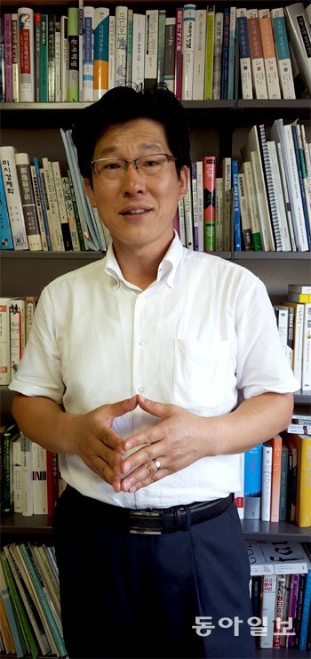 연구원이 아닌 실천가로 책과 사회를 연결하는 역할을 맡겠다는 백원근 ‘책과 사회 연구소’ 대표. 김윤종 기자 zozo@donga.com