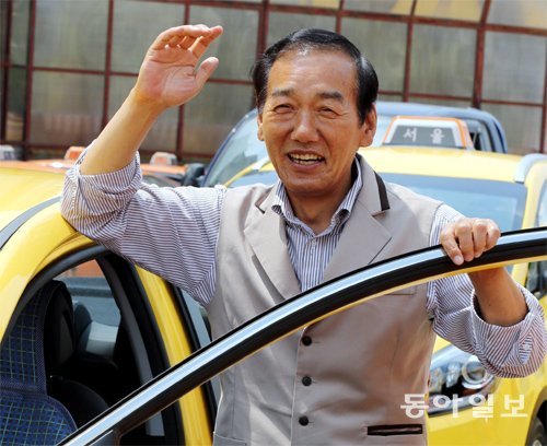 15일 오후 서울 마포구 한국택시협동조합 사무실 앞에서 택시 문을 열고 인사하고 있는 박계동 이사장. 김경제 기자 kjk5873@donga.com