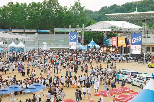 지난해 대구 달서구 두류공원 야구장에서 열린 치맥페스티벌 행사장이 치킨과 맥주, 공연을 즐기려는 방문객들로 북적이고 있다. 대구시 제공