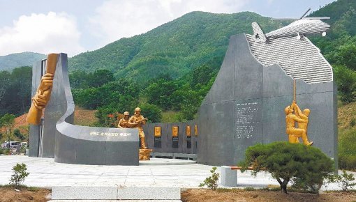 17일 제막되는 강원 순직 소방인 추모비. 지난해 헬기 추락 사고로 순직한 소방관 5명을 포함해 순직 소방관과 의용소방대원 33명의 숭고한 희생정신을 기리기 위해 만들어졌다. 강원도소방안전본부 제공