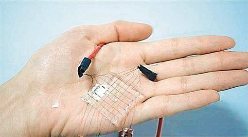 김도환 숭실대 교수팀이 개발한 ‘전자 피부’. 촉각뿐 아니라 온도와 습도, 화학물질에도 반응하는 점이 특징이다. 숭실대 제공