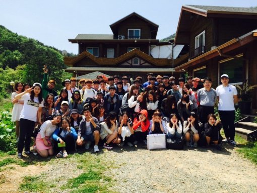 국제학부 소속 한국 학생들과 외국인 유학생들간 친목을 도모하기 위한 MT 장면(2015년 5월1일, 통영에서).