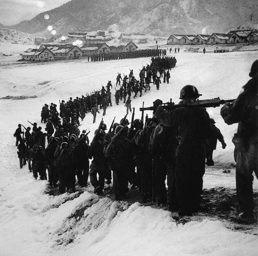 6·25전쟁 당시 눈 속에서 행진하는 국군. 이명동 ‘월간 사진예술’ 고문 제공