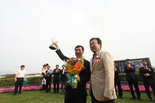 지난 5일 렛츠런파크 부산경남에서 열린 제11회 부산광역시장배 대상경주에서 김영관 조교사(왼쪽) 소속의 ‘감동의바다’가 모두의 예상을 깨고 짜릿한 역전우승으로 트로피를 들어올렸다. 사진제공｜한국마사회