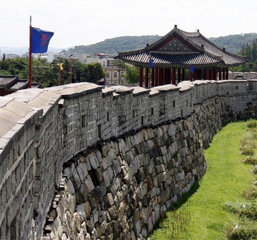 수원시 팔달구에 위치한 수원 화성의 동장대. 조선시대에는 군사들의 훈련 장소로 쓰였다. 경기관광공사 제공