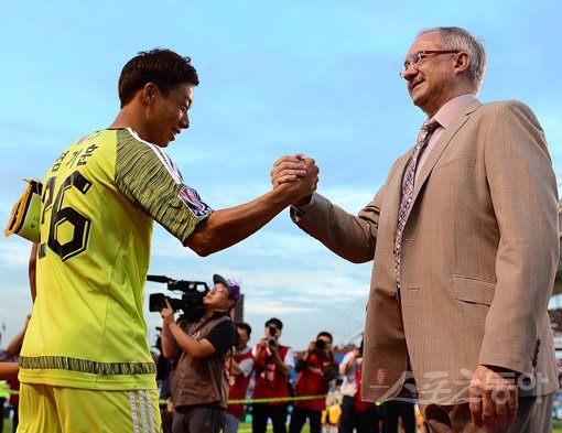 17일 경기도 안산 와스타디움에서 ‘팀 최강희’와 ‘팀 슈틸리케’의 ‘2015 하나은행 K리그 올스타전'이 열렸다. 슈틸리케 감독이 주장 염기훈과 악수를 하고 있다. 안산｜김진환 기자 kwangshin00@donga.com