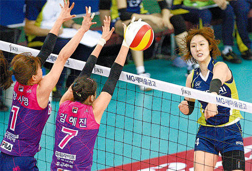 현대건설 황연주(오른쪽)가 17일 청주실내체육관에서 열린 2015 청주·KOVO컵 프로배구대회 여자부 준결승에서 흥국생명의 블로킹 벽을 뚫는 강스파이크를 날리고 있다. 현대건설배구단 제공