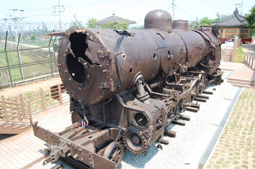 멈춰선 증기기관차.