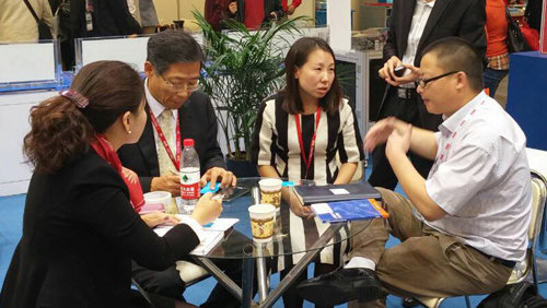지난해 중국 상하이에서 개최된 ‘2014 공업 자동화전’에서 원에스티 관계자가 바이어들과 상담하고 있다. 원에스티 제공