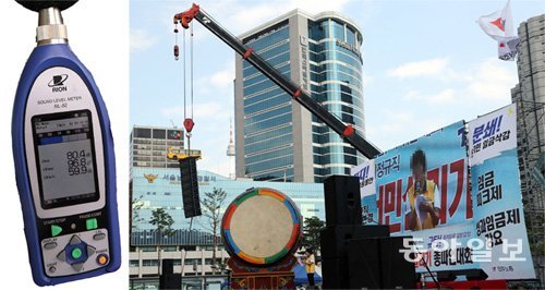 15일 서울역광장에서 열린 민주노총 총파업대회 무대 양옆과 상공에 대형 스피커가 설치돼 있다. 경찰이 이날 집회소음을 측정한 결과 10분간 평균 소음은 허용기준치(75㏈)를 초과한 80.4㏈을 기록했다. 최대 소음은 96.8㏈이나 됐다(왼쪽 소음측정기 사진 참조). 김미옥 기자 salt@donga.com