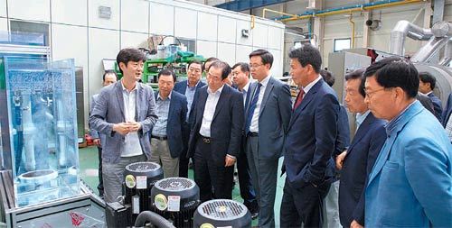 한국기계공업협동조합연합회 회원들이 한국기계연구원과 협약을 체결한 후 연구실을 찾아다니며 실제 지원 받을 수 있는 기술에 대한 설명을 듣고 있다. 한국기계연구원 제공