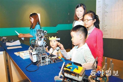 신기한 로봇 체험 19일 대구 달서구 이월드 83타워 특별전시장에 마련된 리얼 로봇쇼 체험 공간에서 어린이가 손동작을 인식하는 장난감 로봇을 작동시키고 있다. 장영훈 기자 jang@donga.com