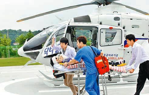 안동병원 항공의료팀이 착륙한 닥터헬기에서 응급환자를 옮기고 있다. 안동병원 제공